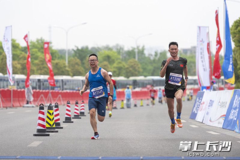 参赛选手在冲刺。