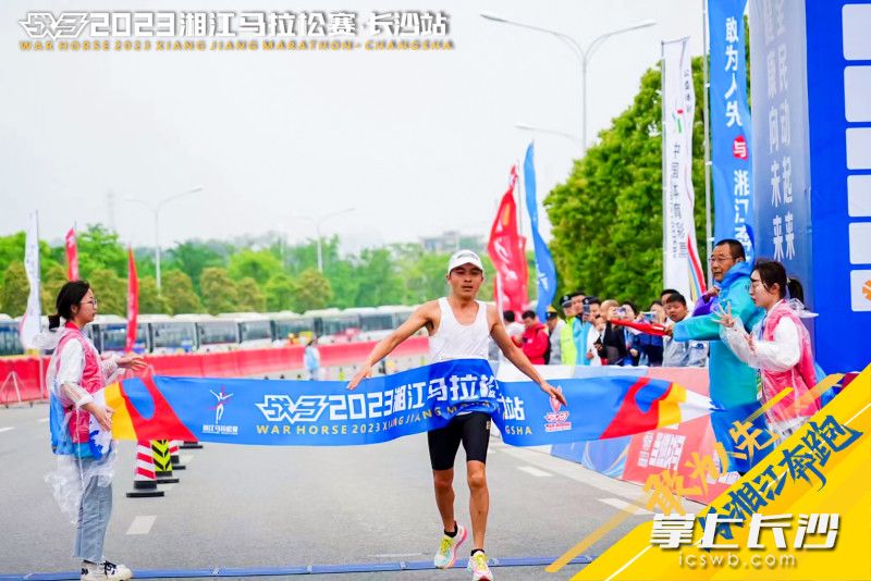参赛选手舒常华以1小时07分43秒的成绩获得长沙站男子组冠军。主办方供图