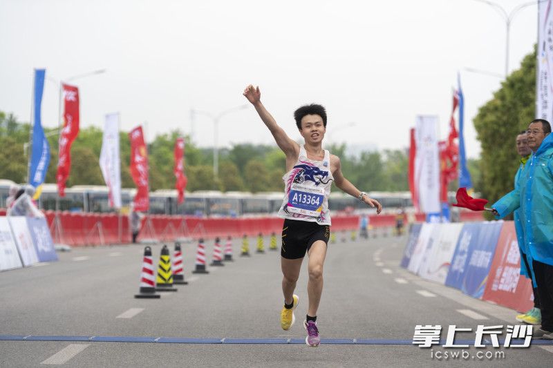 参赛选手正在冲刺。