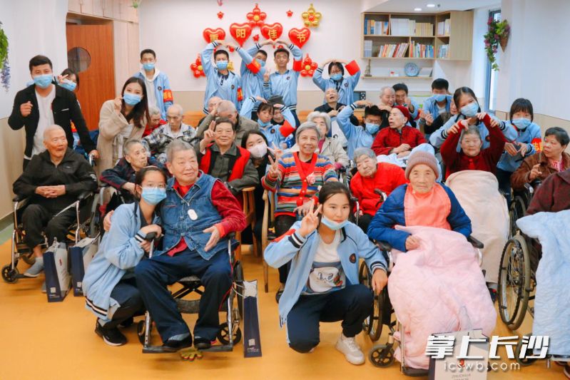 卓华学子在养老院陪伴老人。学校供图
