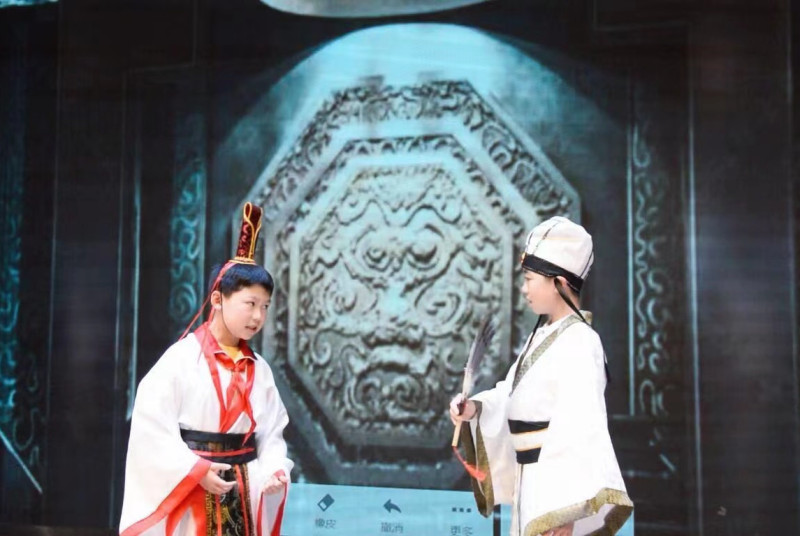 1801班张益霖同学(右)变身“诸葛亮”,演绎三国经典故事。 1801班张益霖同学(右)变身“诸葛亮”,演绎三国经典故事。