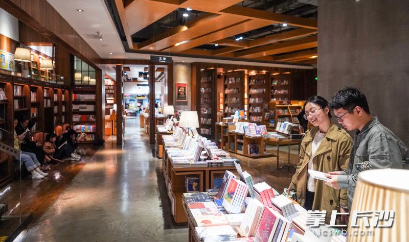 德思勤24小时书店是湖南第一家24小时营业的书店。 长沙晚报全媒体记者 易亿 摄