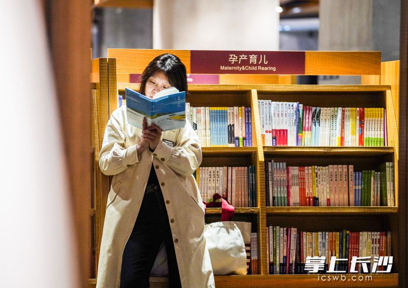 一位读者在德思勤24小时书店阅读。 长沙晚报全媒体记者 易亿 摄