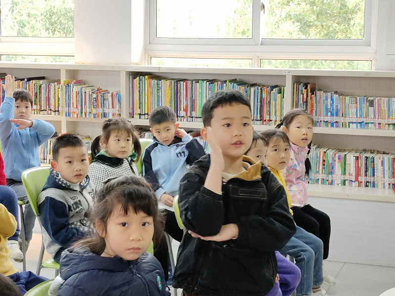 孩子们踊跃分享阅读心得。 孩子们踊跃分享阅读心得。
