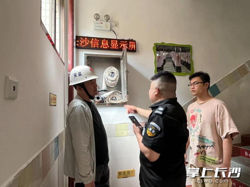 工作人员正对民基大厦消防进行检查。