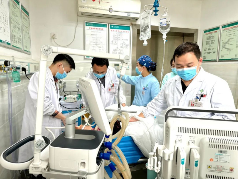 经过长沙市第四医院急诊医护人员紧张有序的抢救,患者吴娭毑恢复了心跳。均为长沙晚报通讯员 石文婷 供图 经过长沙市第四医院急诊医护人员紧张有序的抢救,患者吴娭毑恢复了心跳。均为长沙晚报通讯员 石文婷 供图