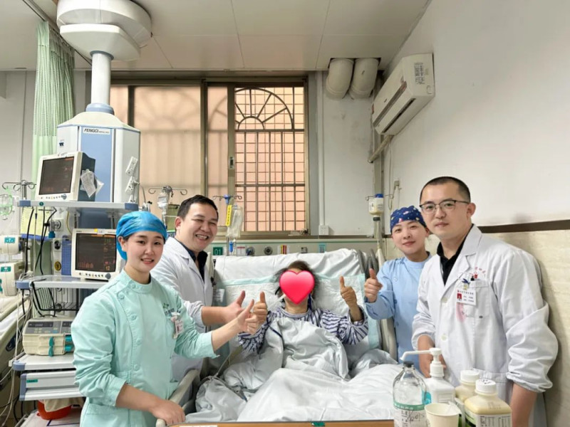 经过一番治疗,患者吴娭毑恢复意识,医护人员和吴娭毑相互点赞。 经过一番治疗,患者吴娭毑恢复意识,医护人员和吴娭毑相互点赞。