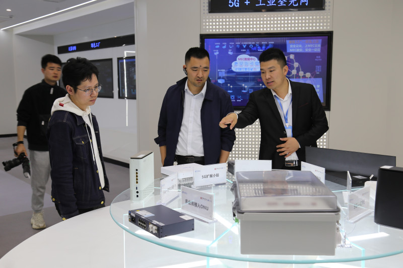 观摩团走进康普公司工业互联网运营展示中心。