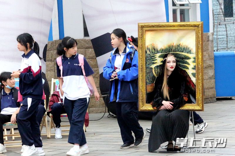 27日下午，长沙世界之窗“街头奇遇 五一狂欢”国际街头艺术节启动。长沙晚报全媒体记者 贺文兵 摄