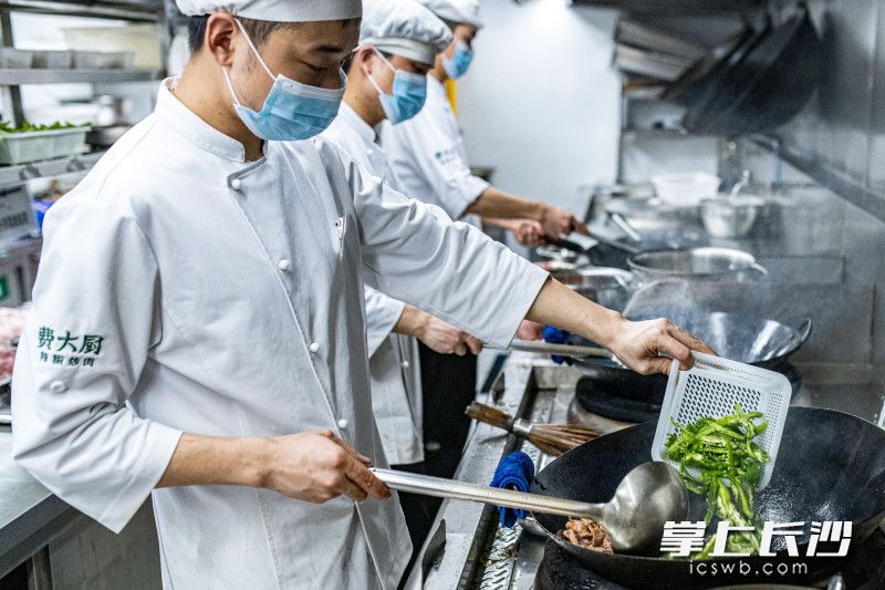 餐饮品牌费大厨辣椒炒肉延长五一商圈部分门店营业时间。