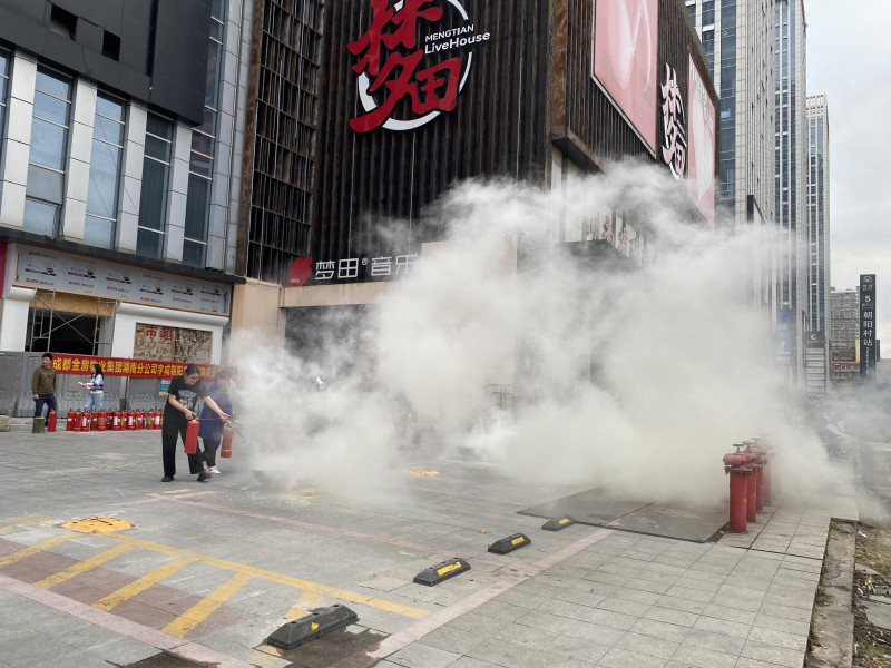 酒吧工作人员进行灭火器实操演练。