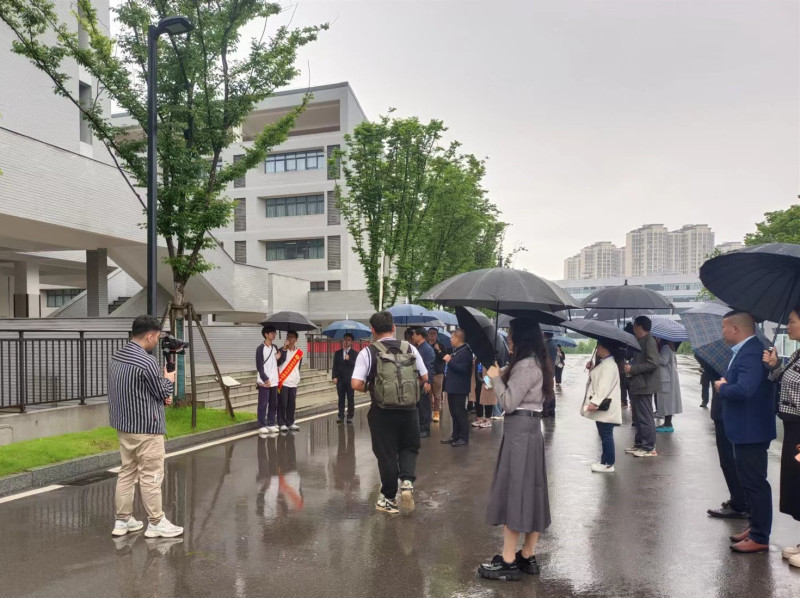 恒定学生向嘉宾介绍学校的情况。均为长沙晚报全媒体记者 陈良 摄