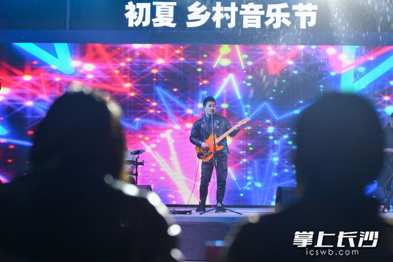 乐队歌手们正在激情演唱。