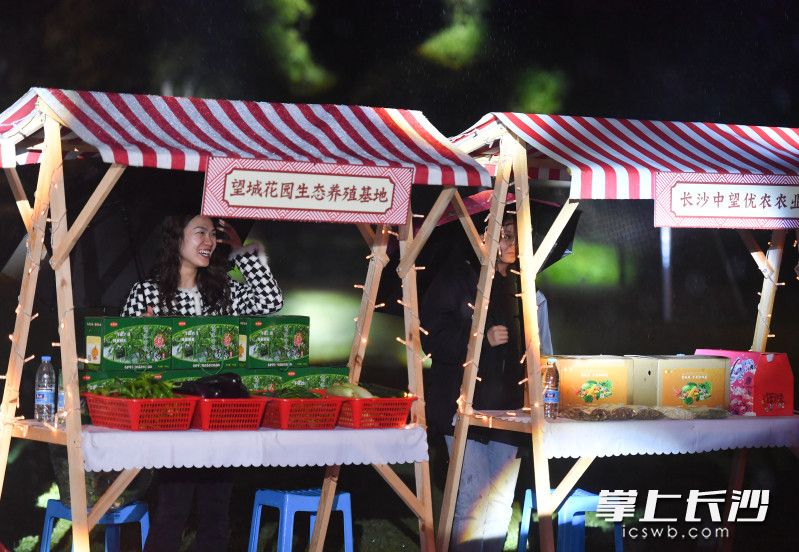 音乐会现场还有各种当地特色美食蔬菜水果。