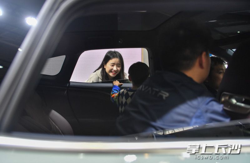 家长问小孩喜不喜欢这个新车。