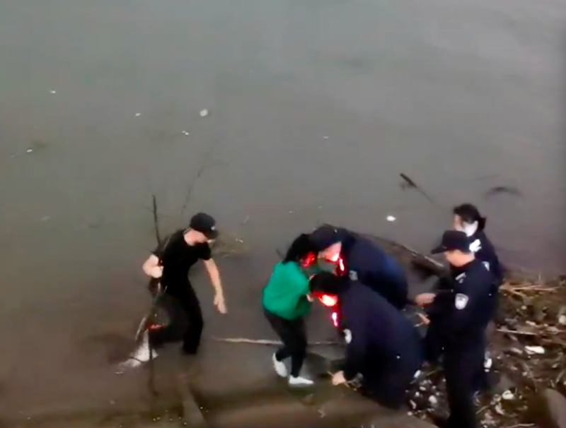 巡逻小组民警一同帮忙，将女子拉上岸。