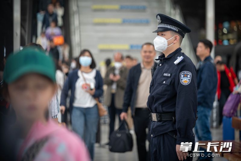 铁警正在长沙火车南站站台上执勤守护。 长沙晚报通讯员 谢懋洲 摄