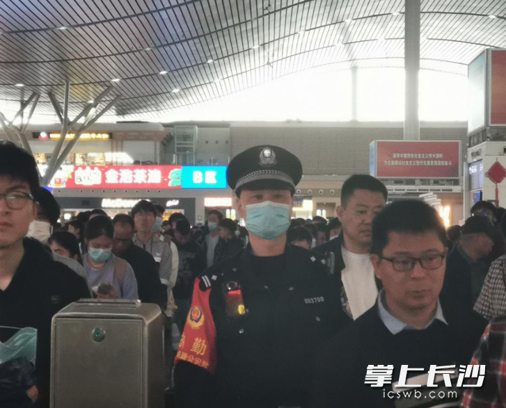 长沙火车南站往来旅客众多，铁警正在巡逻。 长沙晚报通讯员 张威 供图