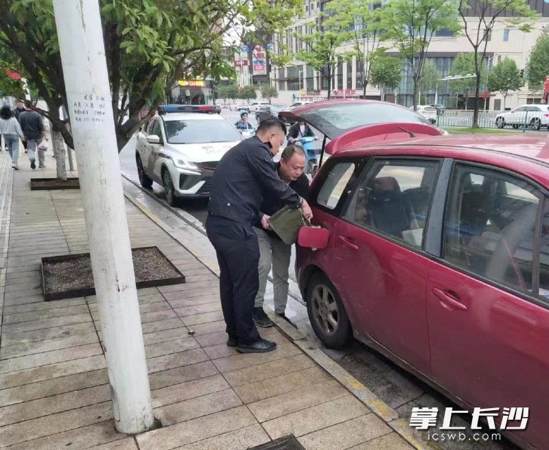 邹思文为市民抛锚的车辆加油。雨花交警供图