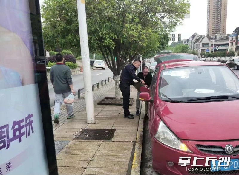 邹思文为市民抛锚的车辆加油。雨花交警供图