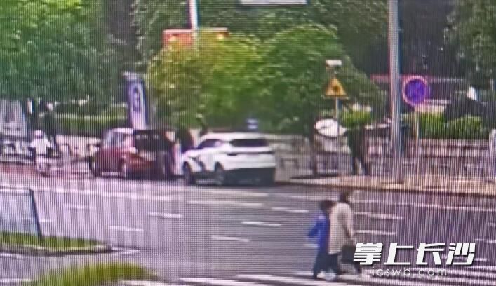 加油现场（红色为抛锚小车）。监控截图