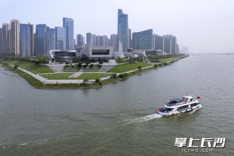 游轮经过三馆一厅。均为长沙晚报全媒体记者 郭雨滴 摄