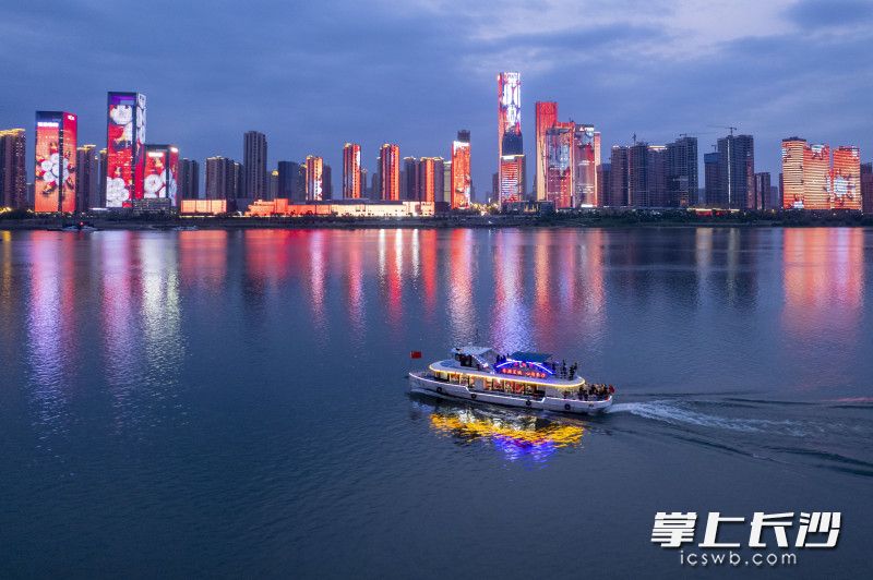 游轮经过湖南金融中心。