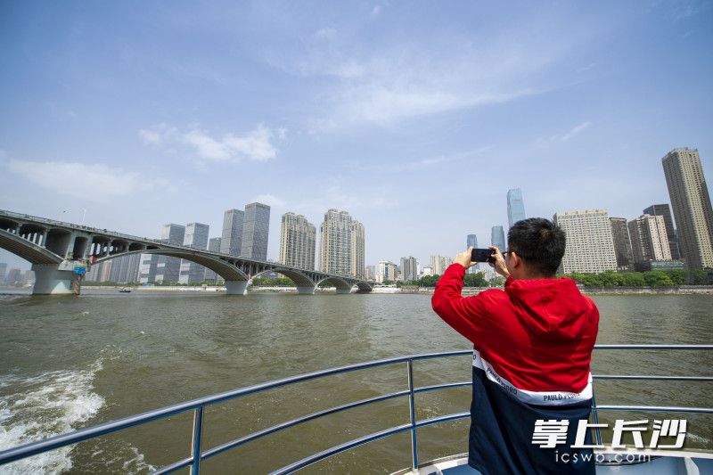 游客在船尾拍摄橘子洲大桥。