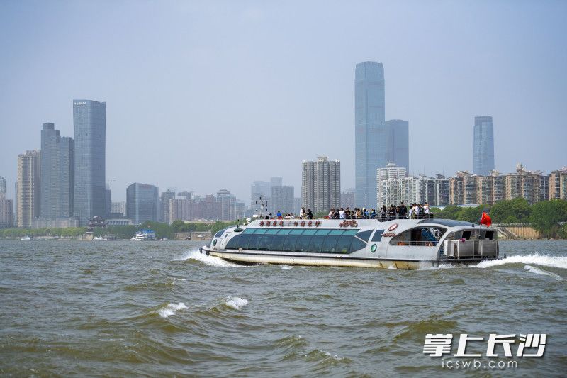 游轮载着游客在湘江上乘风破浪。