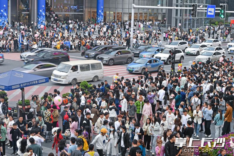 长沙连续4年跻身全国文旅消费Top10城市榜单。图为今年五一假期长沙街头涌动的游客。  长沙晚报全媒体记者 王志伟 摄 长沙连续4年跻身全国文旅消费Top10城市榜单。图为今年五一假期长沙街头涌动的游客。  长沙晚报全媒体记者 王志伟 摄