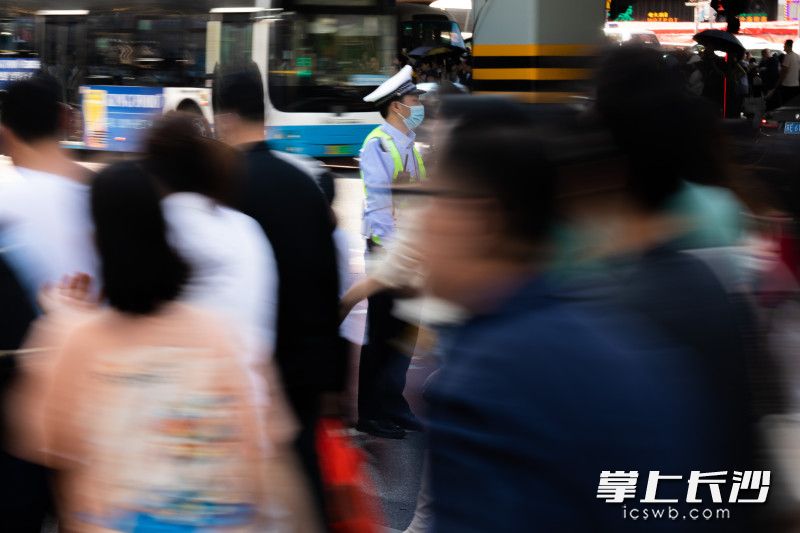 交警在劳动节坚守。均为长沙晚报全媒体记者 董阳 摄