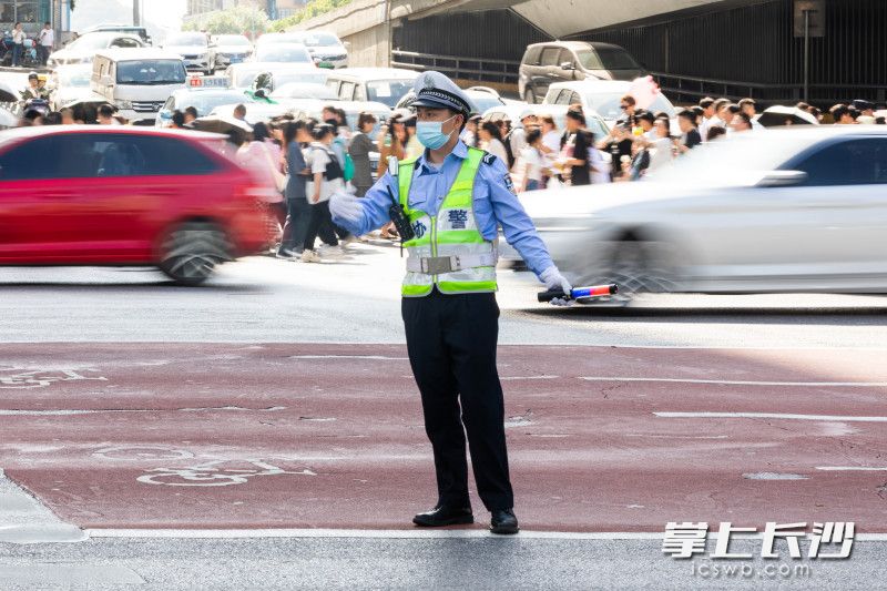 交警在劳动节坚守。