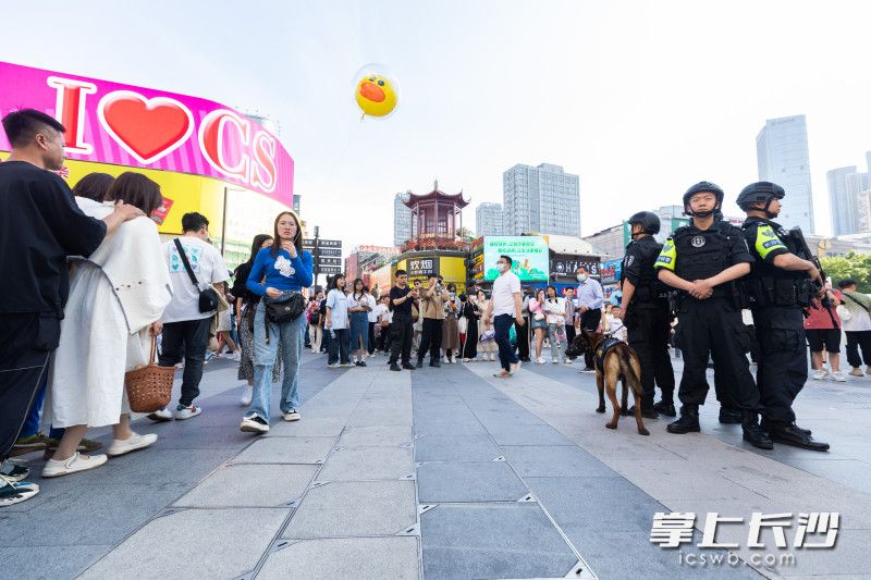 特警在劳动节坚守。