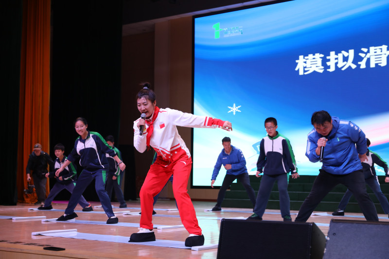 徐梦桃在现场带领师生们体验模拟滑雪。均为学校供图