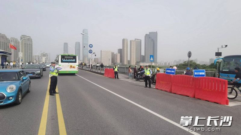 岳麓交警大队六中队32名警力全体停休，坚守在各个重要路段为市民、游客出行提供热情周到的服务。