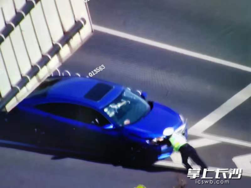 开福交警大队辅警蔡耀湘路面推车。