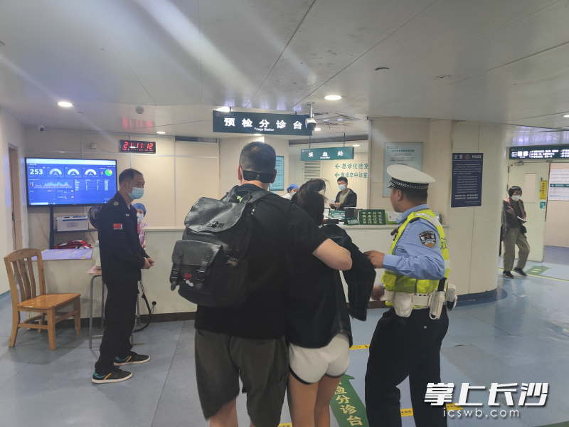 天心交警大队三中队民警送游客前往医院。