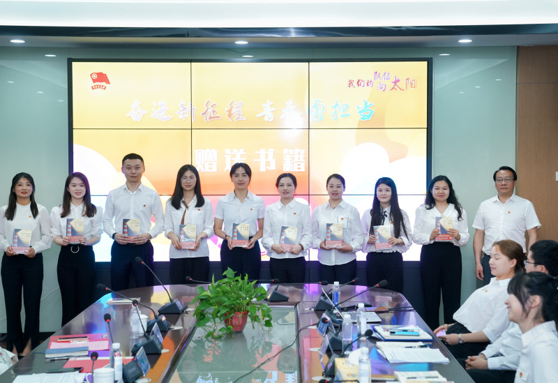 张红元向参加座谈的青年教师代表赠书。 张红元向参加座谈的青年教师代表赠书。