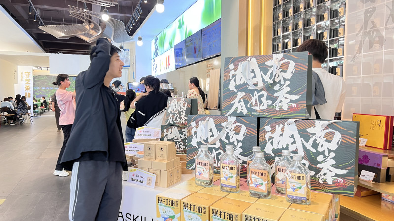 湖南湘茶集团旗下新式茶饮品牌茶守艺借助“五一假期”这一波旅游热潮，推出“湖南有好茶”系列产品和体验活动。长沙晚报全媒体记者　周辉霞摄