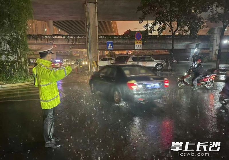 天心交警大队八中队民警在雨中疏导交通。均为天心交警供图