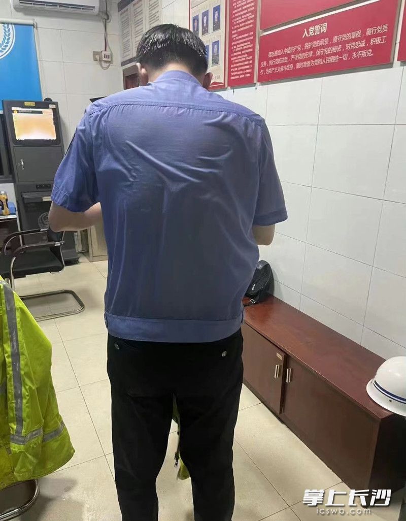 浑身湿透的交警