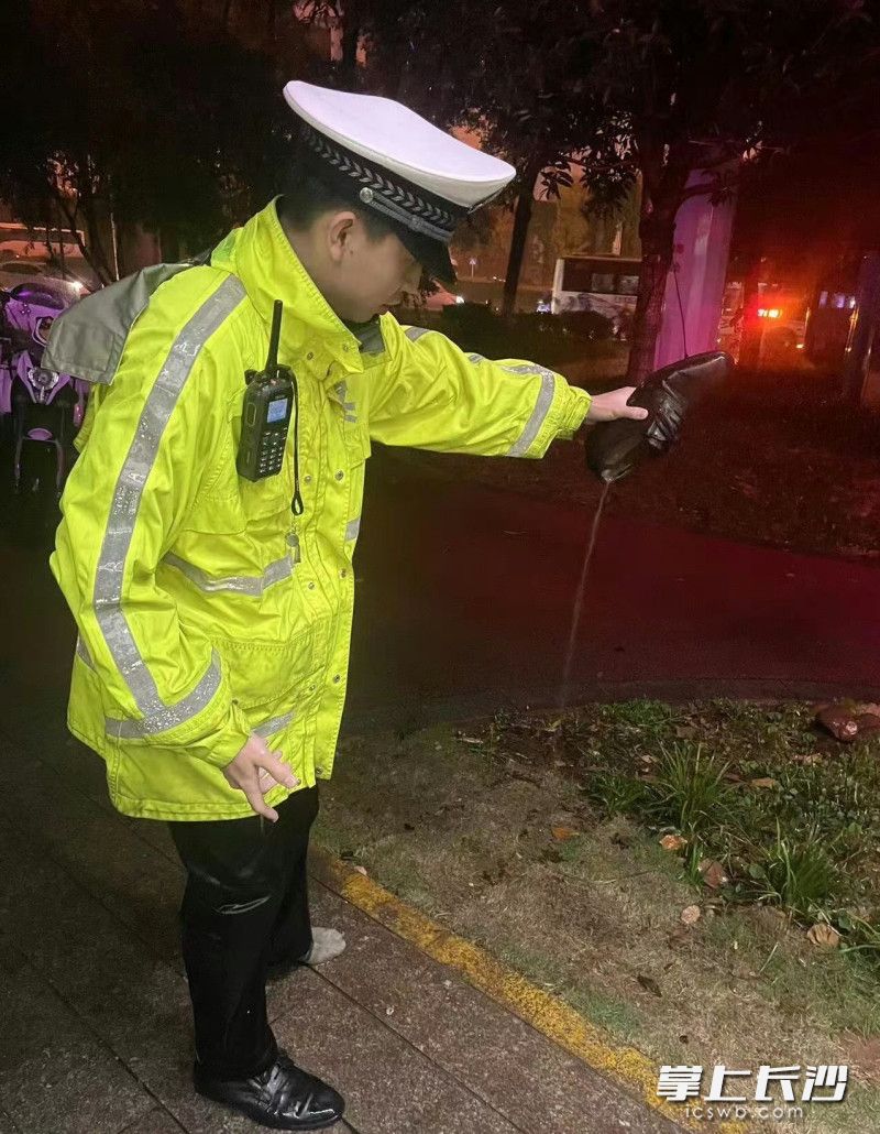 天心交警大队八中队民警在雨中疏导交通，鞋子都灌满了水。