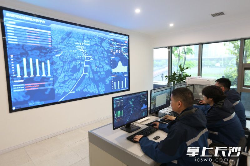 工作人员只需在电脑前轻点鼠标,圭塘河智慧水务系统就能对水体水质、雨量、水量进行监测。 均为长沙晚报全媒体记者 周游 通讯员 高兴 摄影报道 工作人员只需在电脑前轻点鼠标,圭塘河智慧水务系统就能对水体水质、雨量、水量进行监测。 均为长沙晚报全媒体记者 周游 通讯员 高兴 摄影报道