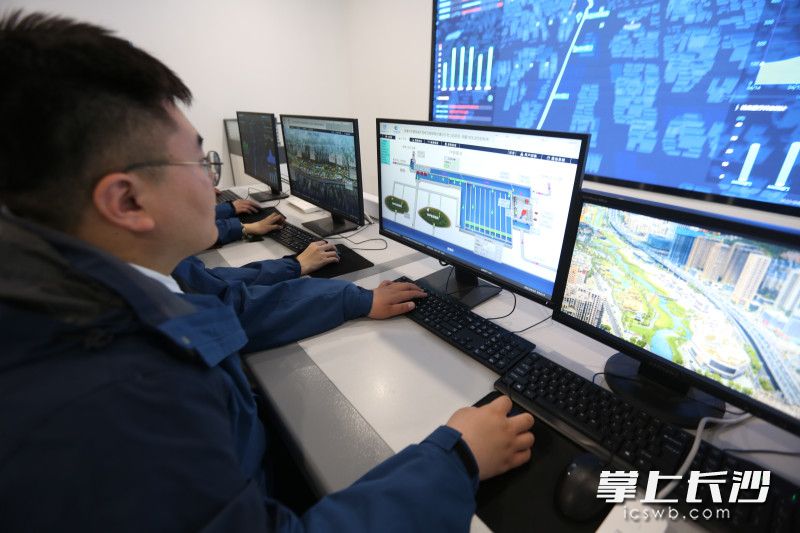 工作人员正在操作智慧系统。 工作人员正在操作智慧系统。