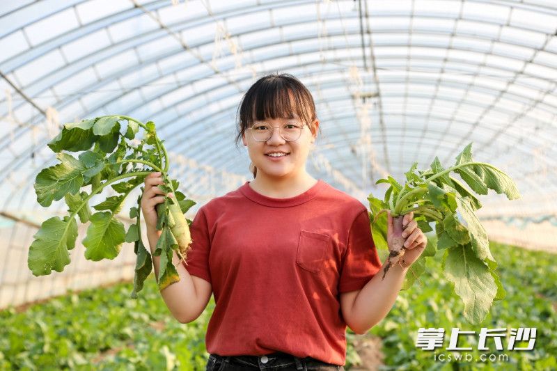 ▲ 张晓恬与她收获的萝卜。▕ 科技小院学生供图