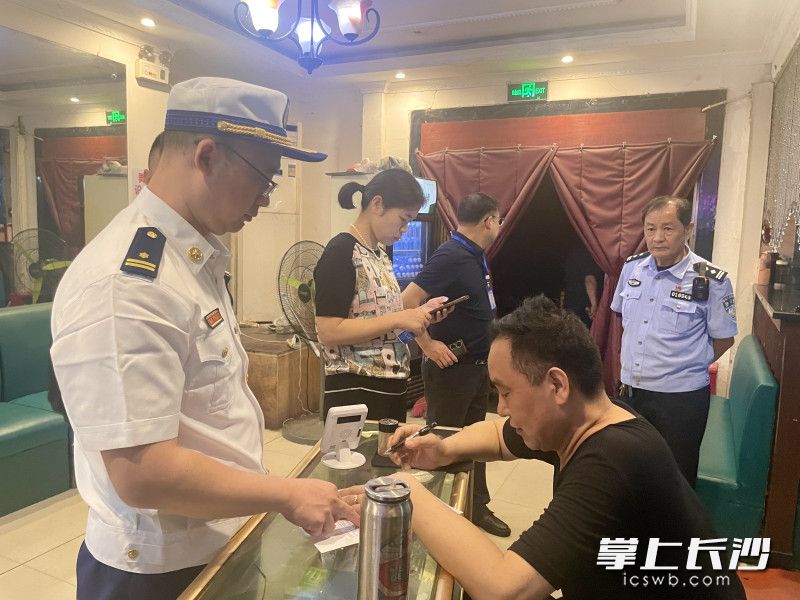 消防监督员对相关单位开展消防安全监督检查。