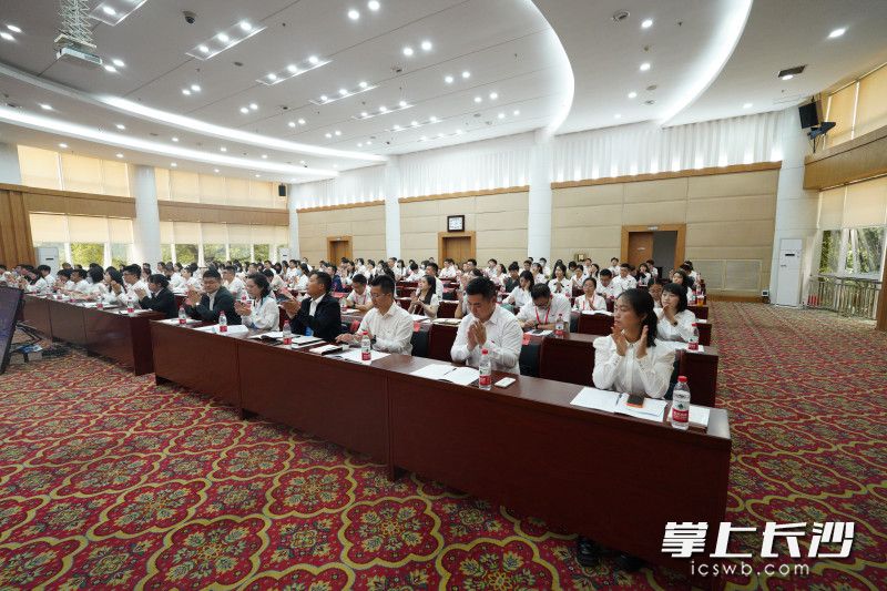 今日下午，雨花区青年发展论坛暨青年联合会第一届委员会全体会议召开。