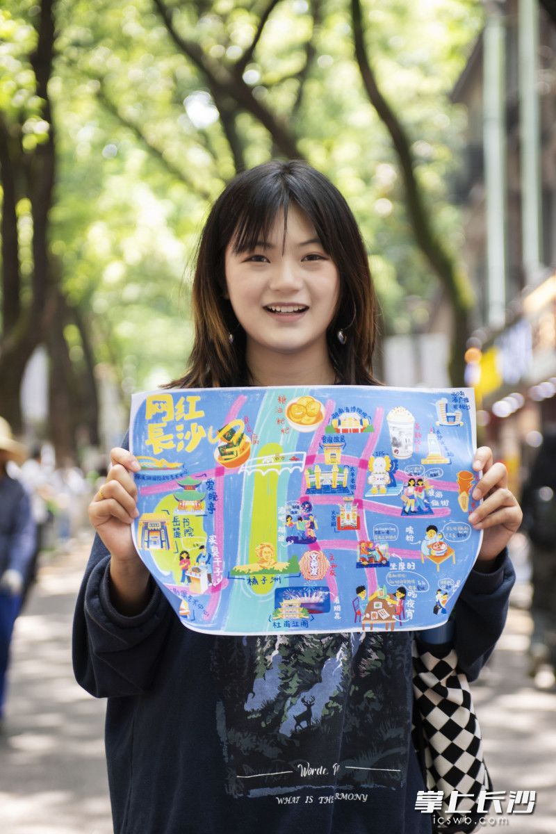袁苗和她创作的长沙Q版旅游攻略地图。 袁苗和她创作的长沙Q版旅游攻略地图。