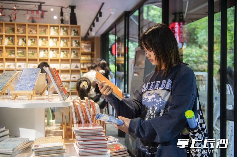 袁苗在岳麓山下一家文创产品店考察。 袁苗在岳麓山下一家文创产品店考察。
