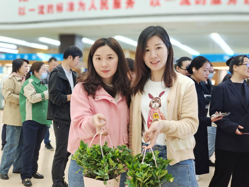在宁乡市市民之家，市民朋友开心领取了免费赠送的栀子花盆栽。长沙晚报全媒体记者 张禹 通讯员 杨发瑛 郑旺 摄影报道
